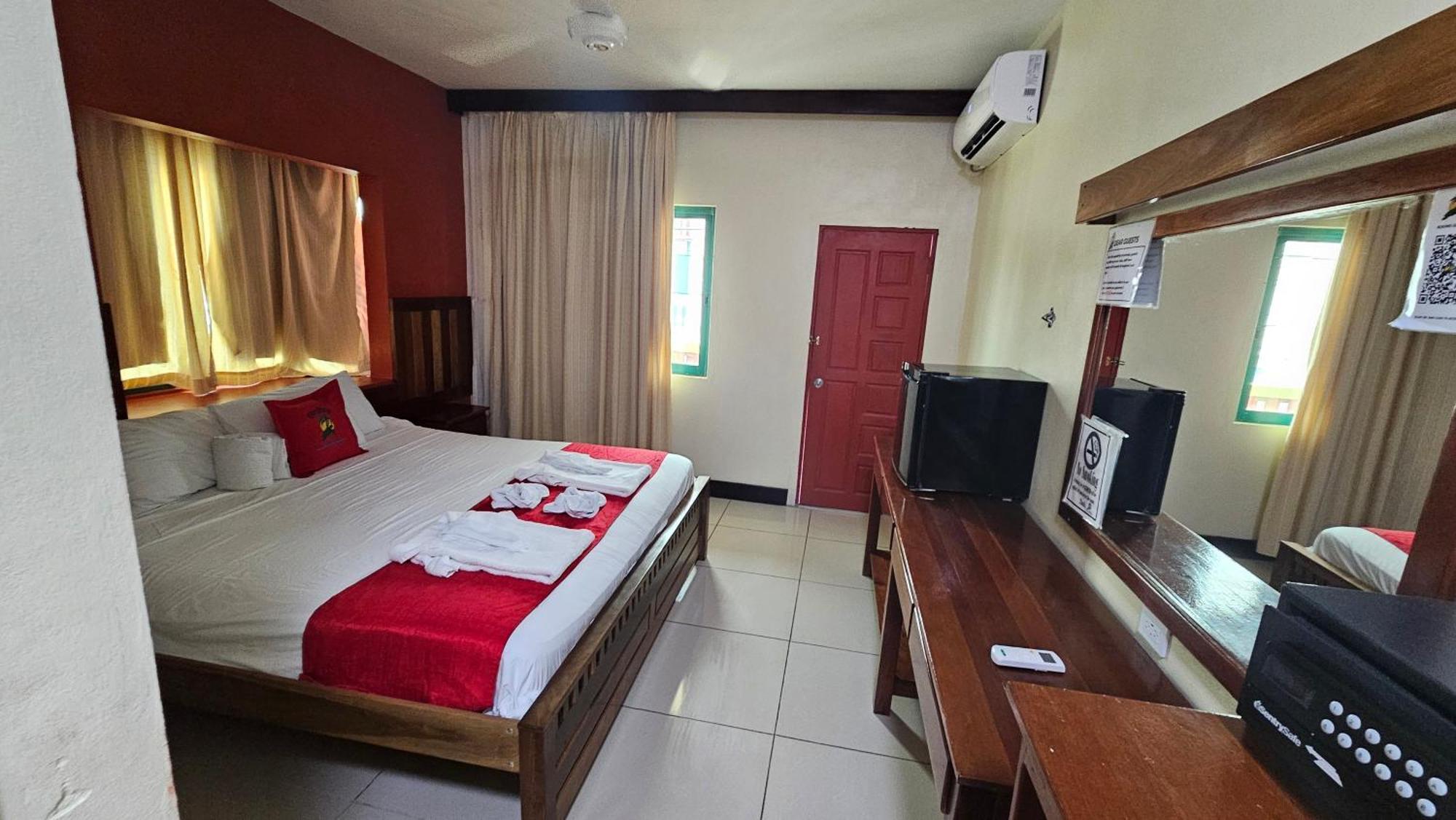 Caye Caulker Plaza Hotel Экстерьер фото