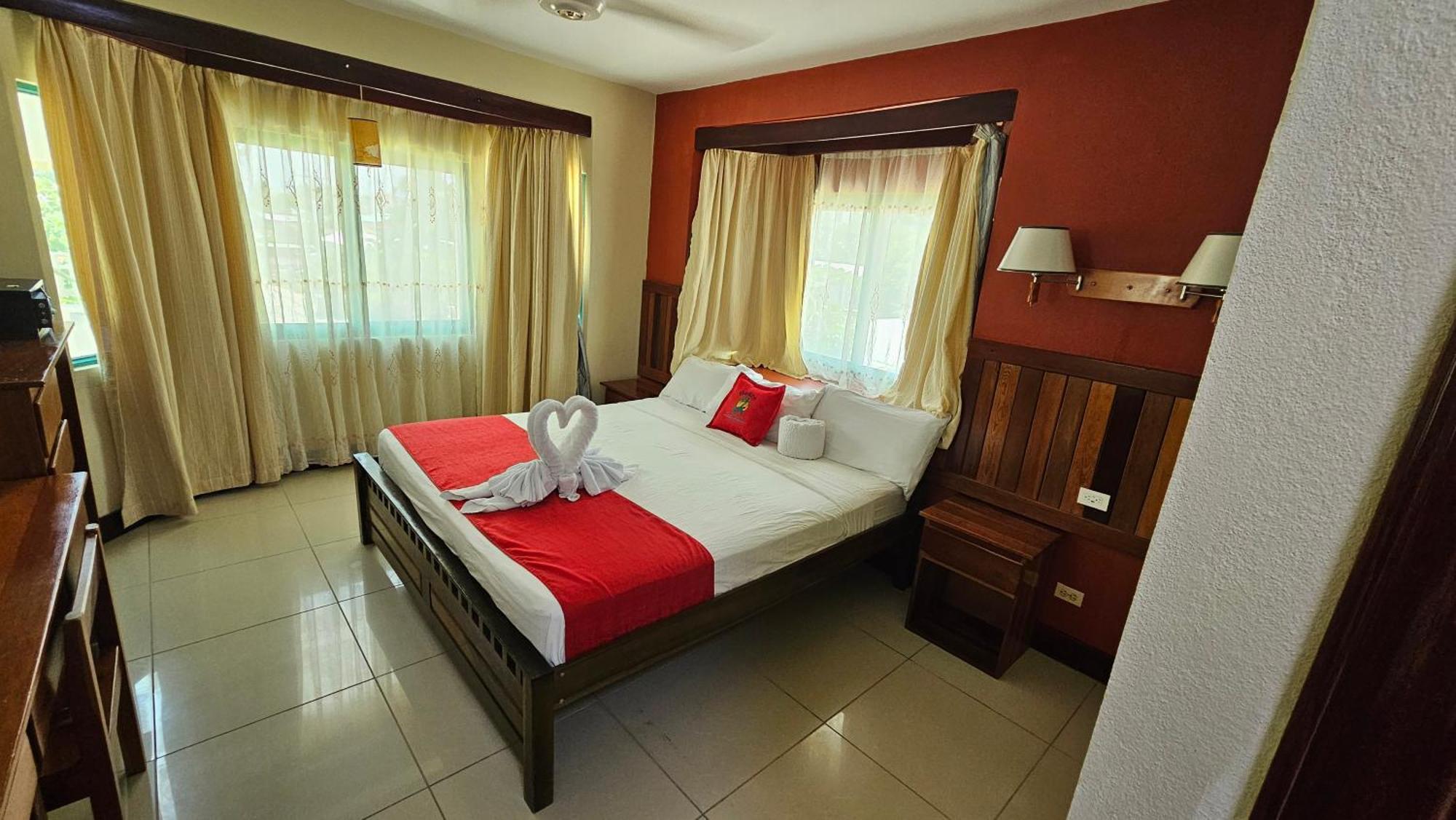 Caye Caulker Plaza Hotel Экстерьер фото