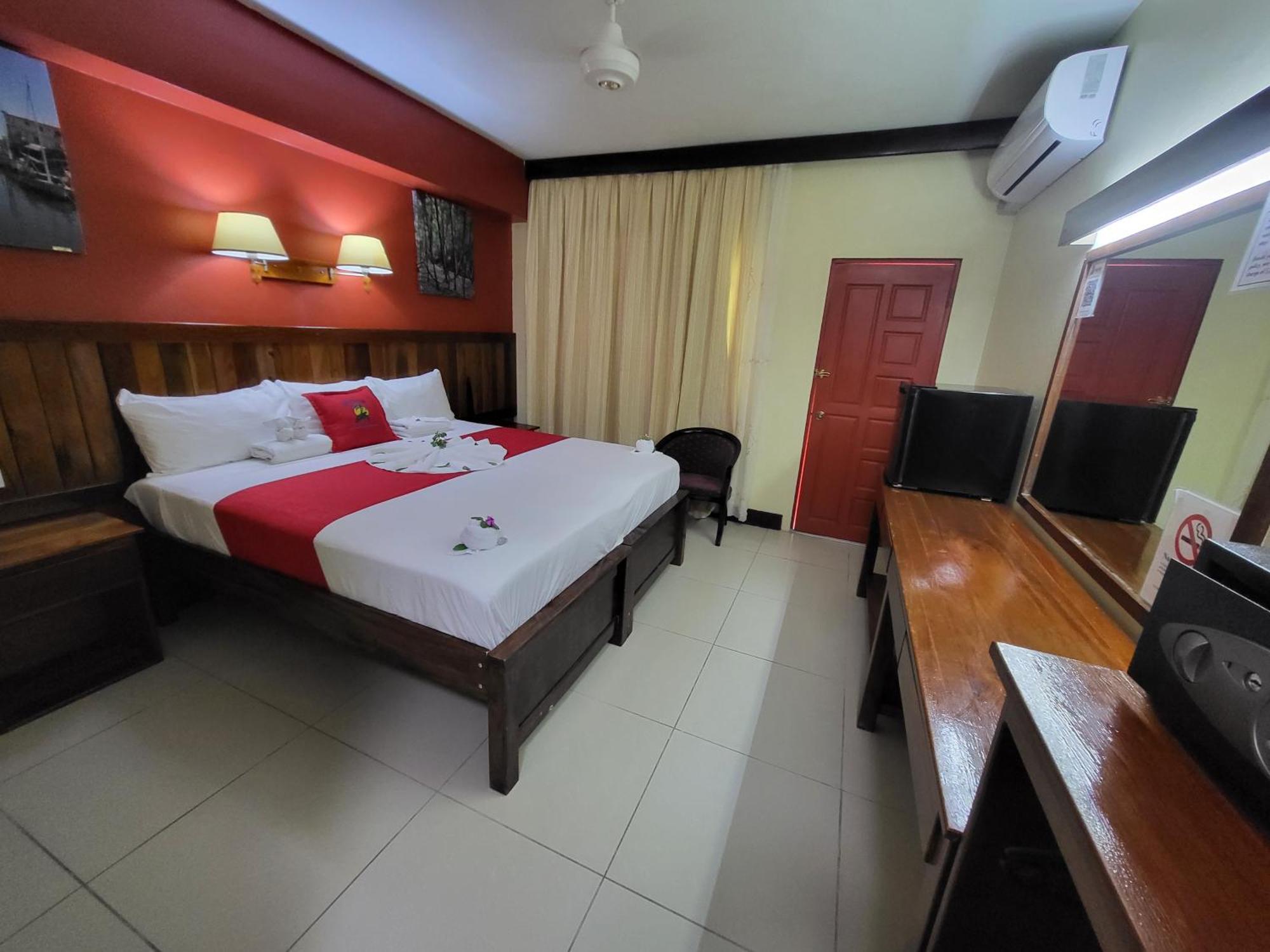 Caye Caulker Plaza Hotel Экстерьер фото