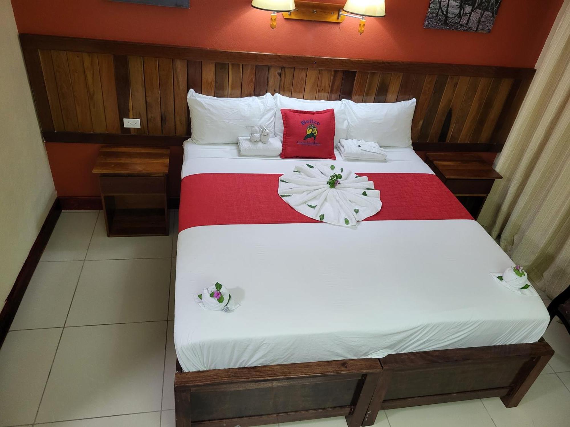 Caye Caulker Plaza Hotel Экстерьер фото